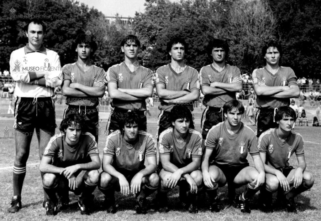 La formazione Primavera della Fiorentina con Mazzarri, ultimo in piedi a destra